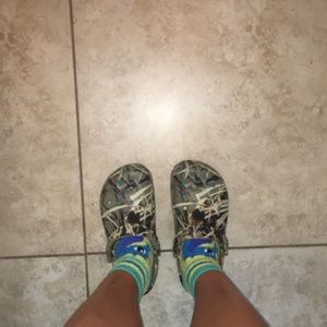 camo crocs W8 (M 6-7)